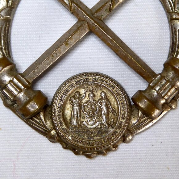 VINTAGE IOOF ODD FELLOWS MASONIC DOUBLE GAVEL PENDANT MEDAL - Picture 8 of 8